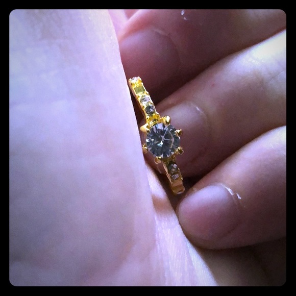 gold ring - Picture 1 of 1